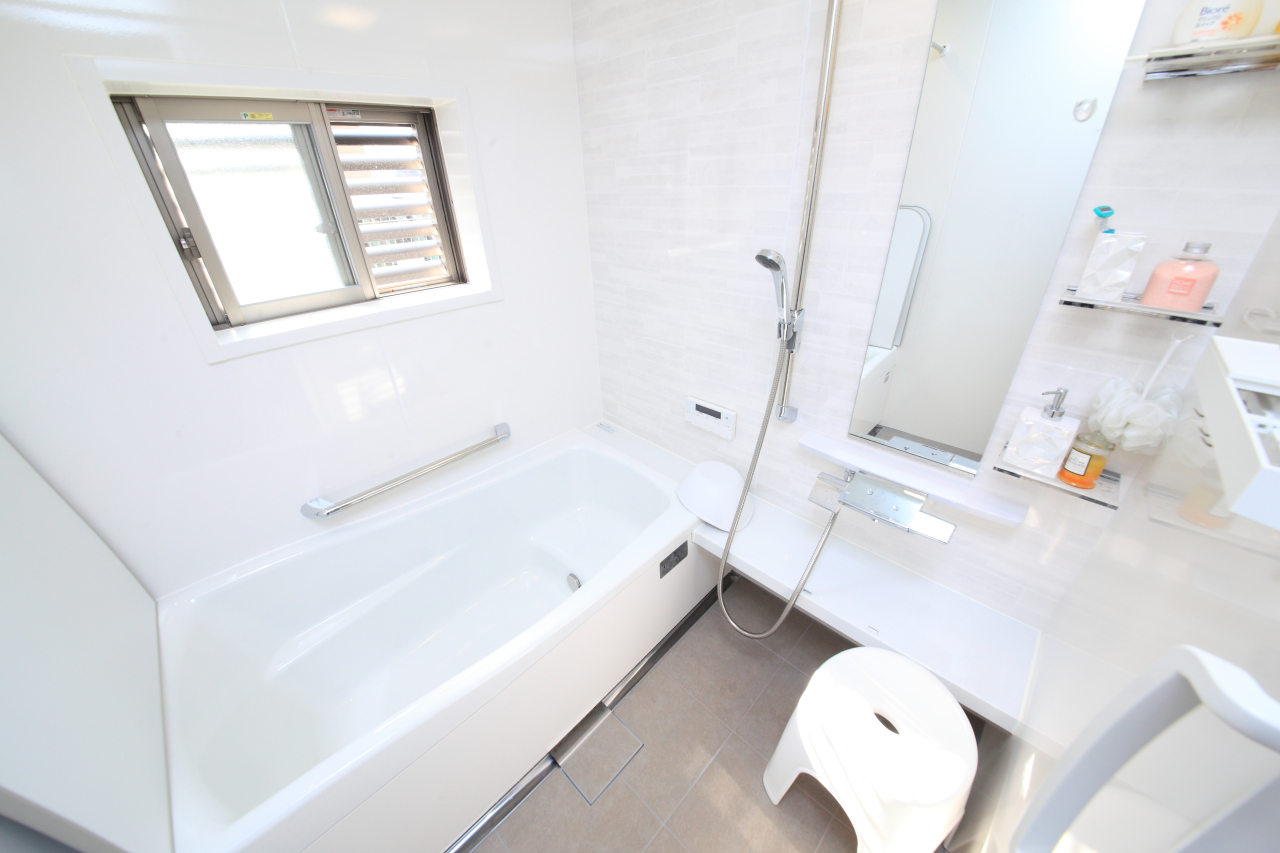 【奈良市】 バスタイムが楽しみになる白を基調としたさわやかな浴室