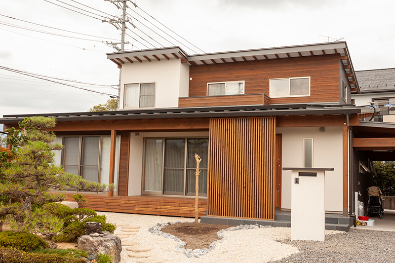 下屋の大きい建物