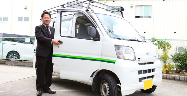 社員と社用車のイメージ