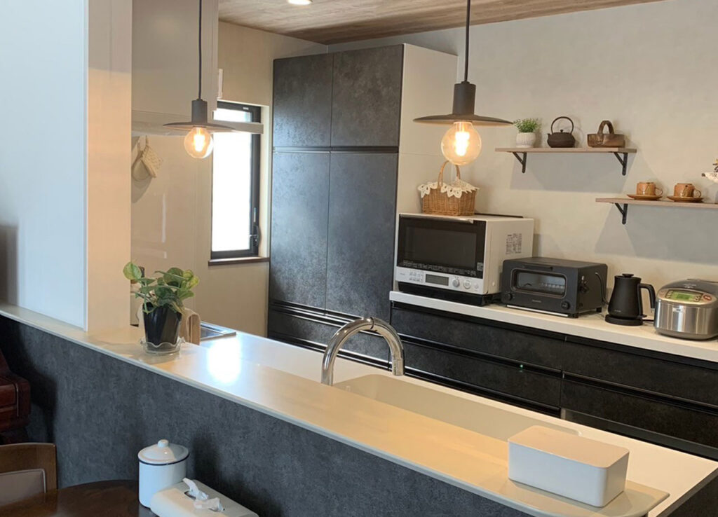 家族の会話がはずむキッチン