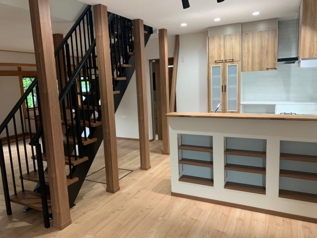 開放感と木の温もりが調和する、スケルトン階段のある家