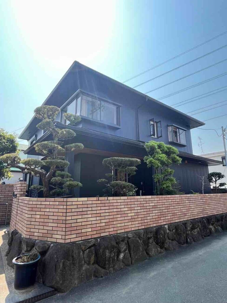凛としたネイビーで生まれ変わる、わが家の外観